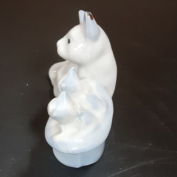 Vintage Porcelain Cat With 2 Kittens Sitting in A Hat Blue White Made in Japan - Picture 3 of 6